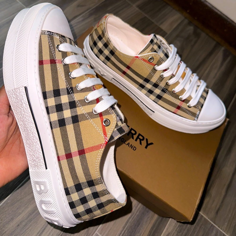 Burberry Shoes Sz 38 in Women’s